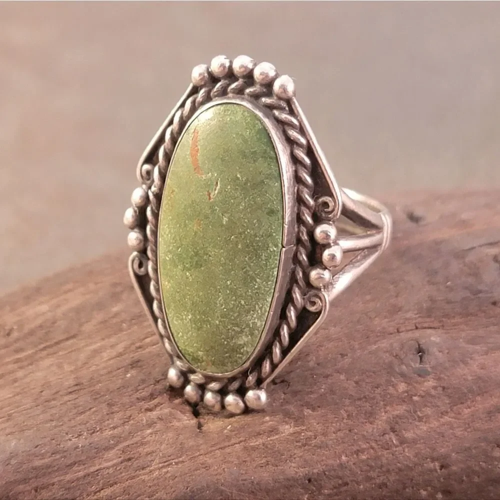 Vintage Old Pawn Navajo Green Turquoise Oval Beaded Cable Bezel Ring